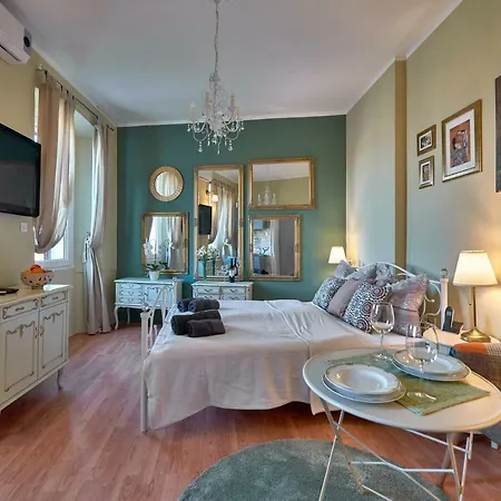 Old Romantic With Free Private Parking Apartment