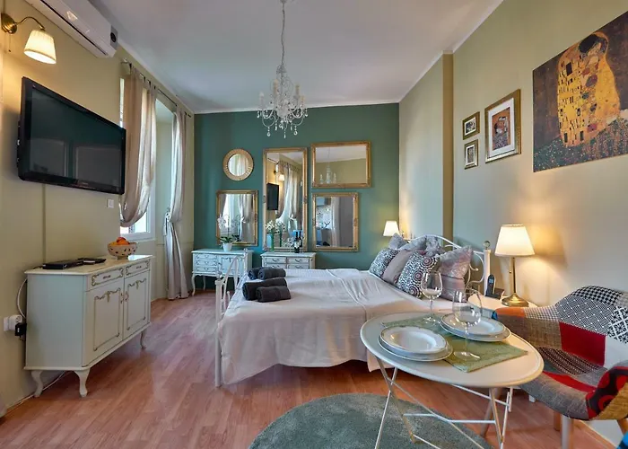 Old Romantic With Free Private Parking Apartment